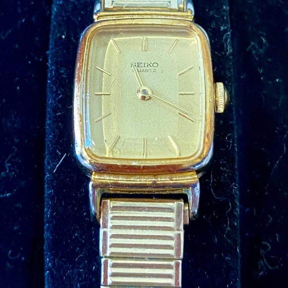 Vintage Woman's Seiko Tank Watch - Picture 2 of 7